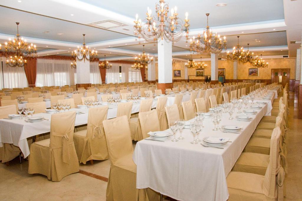 Hotel Restaurante San Roque Медина дел Кампо Екстериор снимка