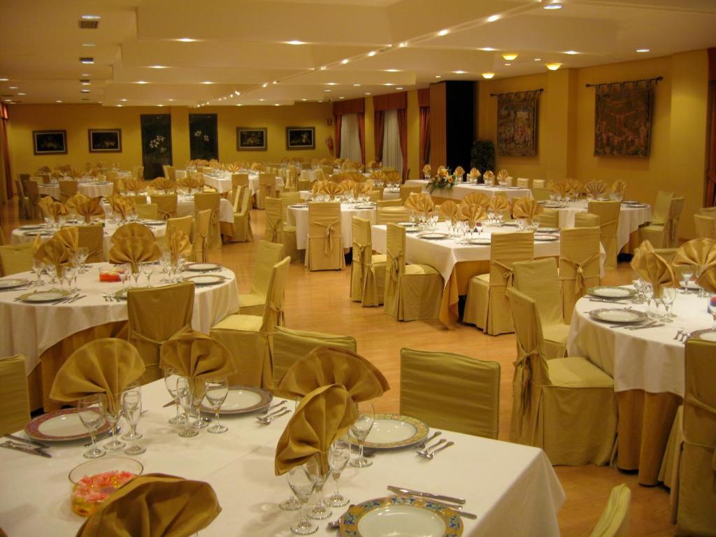 Hotel Restaurante San Roque Медина дел Кампо Екстериор снимка